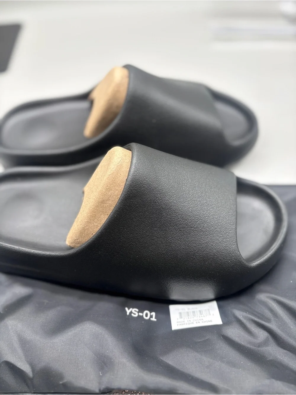 Yeezy YZY YS-01 Black Foam Slides Men’s Size 10 New With Dust Bag
